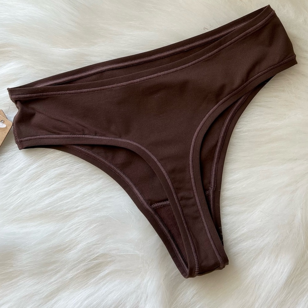 🌸SKIMS Fits Everybody Thong XXS PN-THG-2028